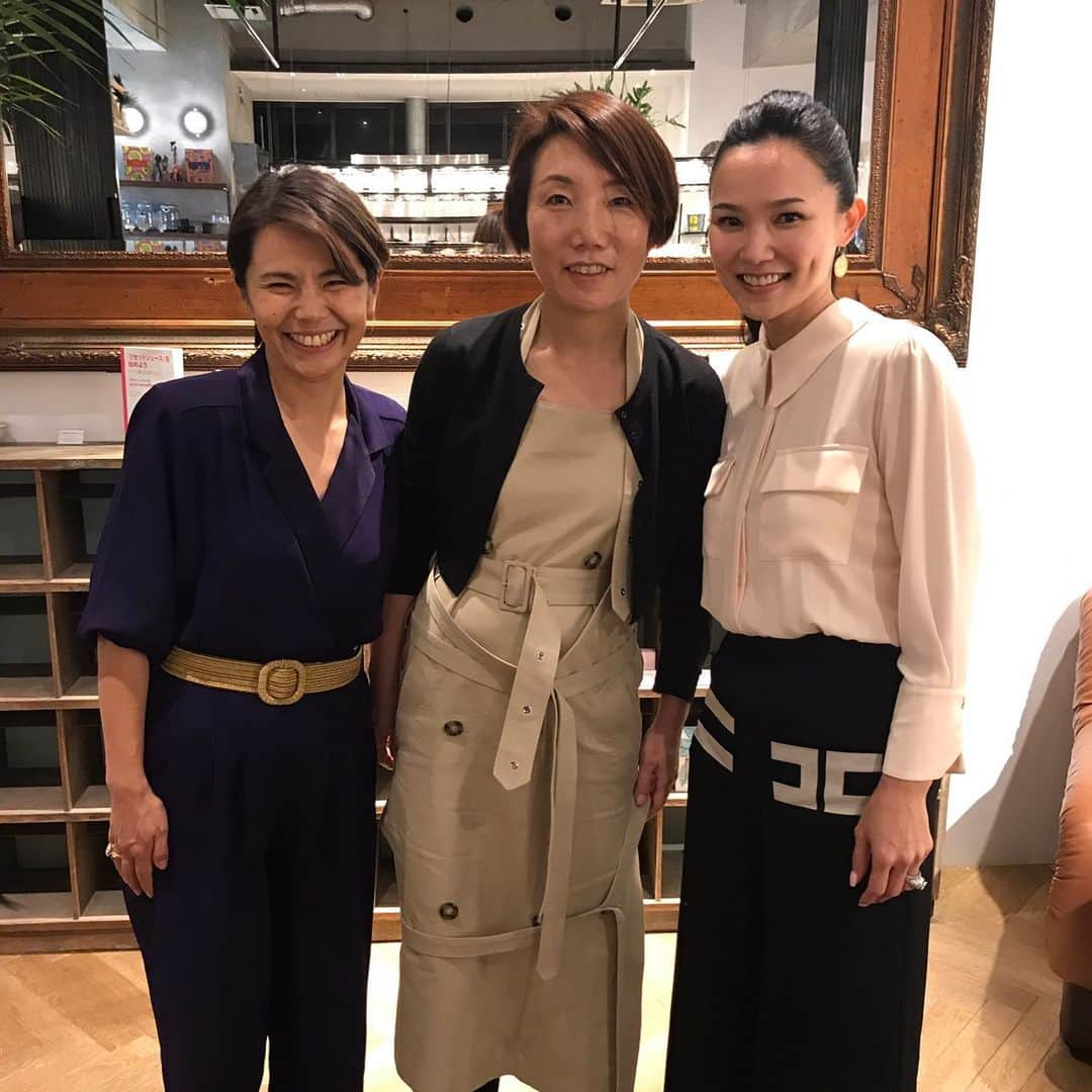 浅見帆帆子さんのインスタグラム写真 - (浅見帆帆子Instagram)「ちょっと、お知らせをさせてください。  久しぶりに一般公開のオンラインセミナーに参加します。  主催者のノエさんは抜群の質問力。 きっと視聴者の立場でかゆい所に手が届く質問をしてくださると思います。  写真は今年の1月、ノエさんの主催で「SHIGETA」のチコさんと対談をしたときのもの。中央がノエさんです。  オンラインセミナーの詳細は プロフィールに載せたURLをご覧ください。」11月20日 22時52分 - hohokoasami