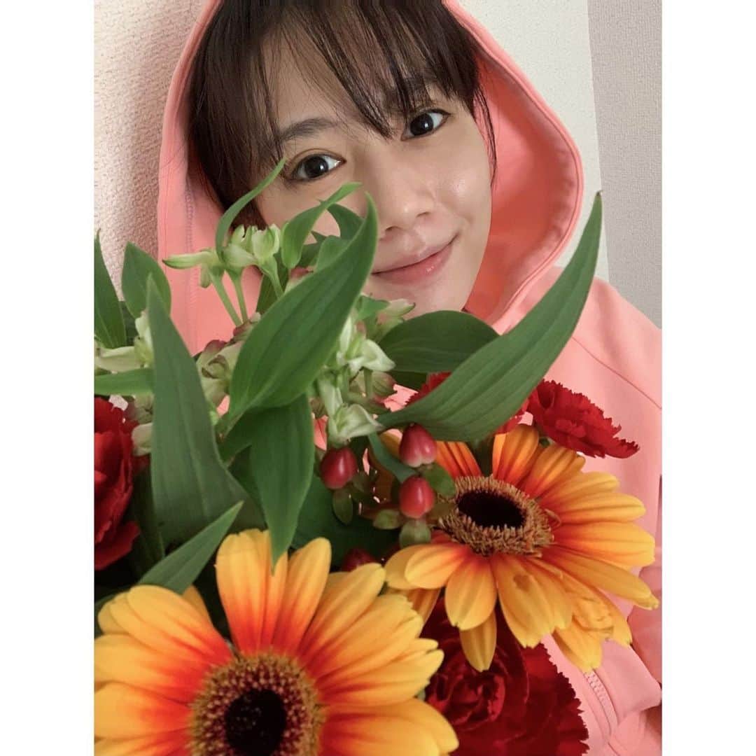 山本千尋のインスタグラム：「ホッと🌼 嬉しさや感動をくれて、また頑張ろうという気持ちもくれて、お花は凄いね。今年も残すところ1ヶ月と少し。まだまだ楽しみな事がいっぱい。  #明日からまた寒くなるみたいなので #皆様お身体暖かくして #ご体調には呉々もお気を付け下さい」