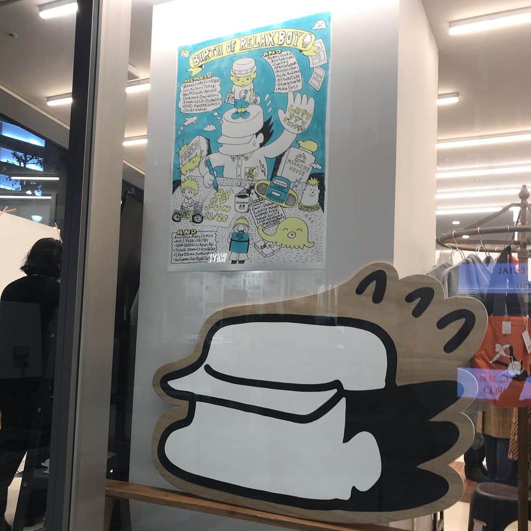 竹村真奈さんのインスタグラム写真 - (竹村真奈Instagram)「昨日はくっきー！さんの会見後、渋谷PARCO1周年のパーティーに潜入🎉 . カメラマンの中川有紀子さんと わたしも出品させていただいた 渋谷直角くんのお店へ。 普通に前から欲しかった 小泉今日子さんの「裏小泉」を即ゲット➰🥰　 買わないと誰が出品したかわからないシステムなんだけど、わたしが買ったのは辛島いづみさんのものでした❤️ 嬉しい… . しかも、自分のものを買ってくださるところをたくさん目撃できたのも嬉しいー🥳　他にも気になる商品がまだまだあったから絶対行ったほうがいいと思う‼️ . 直角くんとも久しぶりに会えたし、ミキジさんやオモムロニ。さん、ネオさんといっぱい話せて楽しかった。閉店後も話は尽きず。コロナとかなかったら飲みに誘ってたのになー➿ . relaxがあった頃のあの空気感を 今また感じられる最高の夜だった。 . @shibuyachokkaku  @mikiji.tv  @omomuroni  @tokyolandscape  . #渋谷parco  #relax #渋谷直角 #裏小泉 #辛島いづみ #小泉今日子」11月20日 22時47分 - takemana