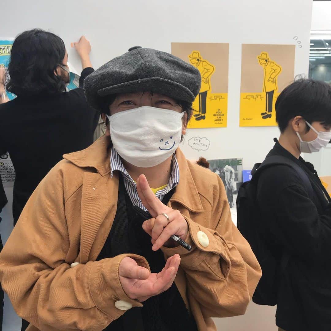 竹村真奈さんのインスタグラム写真 - (竹村真奈Instagram)「昨日はくっきー！さんの会見後、渋谷PARCO1周年のパーティーに潜入🎉 . カメラマンの中川有紀子さんと わたしも出品させていただいた 渋谷直角くんのお店へ。 普通に前から欲しかった 小泉今日子さんの「裏小泉」を即ゲット➰🥰　 買わないと誰が出品したかわからないシステムなんだけど、わたしが買ったのは辛島いづみさんのものでした❤️ 嬉しい… . しかも、自分のものを買ってくださるところをたくさん目撃できたのも嬉しいー🥳　他にも気になる商品がまだまだあったから絶対行ったほうがいいと思う‼️ . 直角くんとも久しぶりに会えたし、ミキジさんやオモムロニ。さん、ネオさんといっぱい話せて楽しかった。閉店後も話は尽きず。コロナとかなかったら飲みに誘ってたのになー➿ . relaxがあった頃のあの空気感を 今また感じられる最高の夜だった。 . @shibuyachokkaku  @mikiji.tv  @omomuroni  @tokyolandscape  . #渋谷parco  #relax #渋谷直角 #裏小泉 #辛島いづみ #小泉今日子」11月20日 22時47分 - takemana
