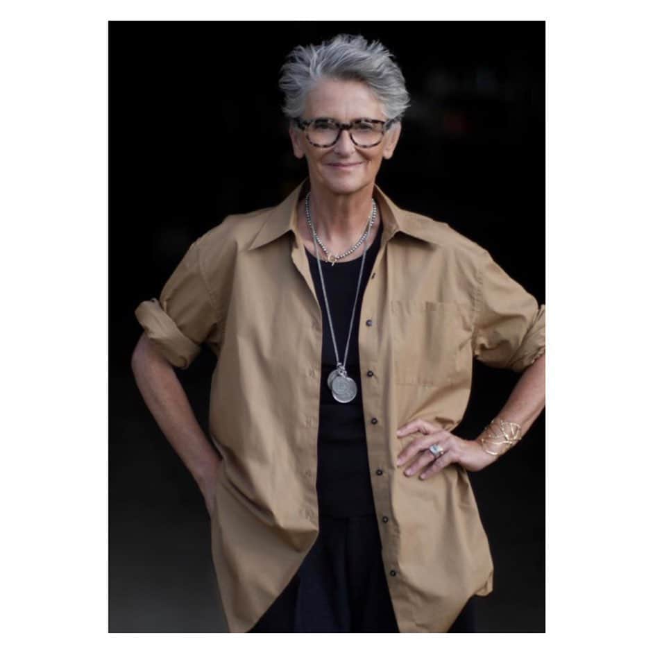 のインスタグラム：「Kate👌🏼❤️ @katehumedesign  Khaki chic & fabulous wearing our Blaze shirt with Grace . Her book Elan is with us . #khakiblazeshirt #ladywithtaste #powerwoman  #elanbookisinourboutiquenow」