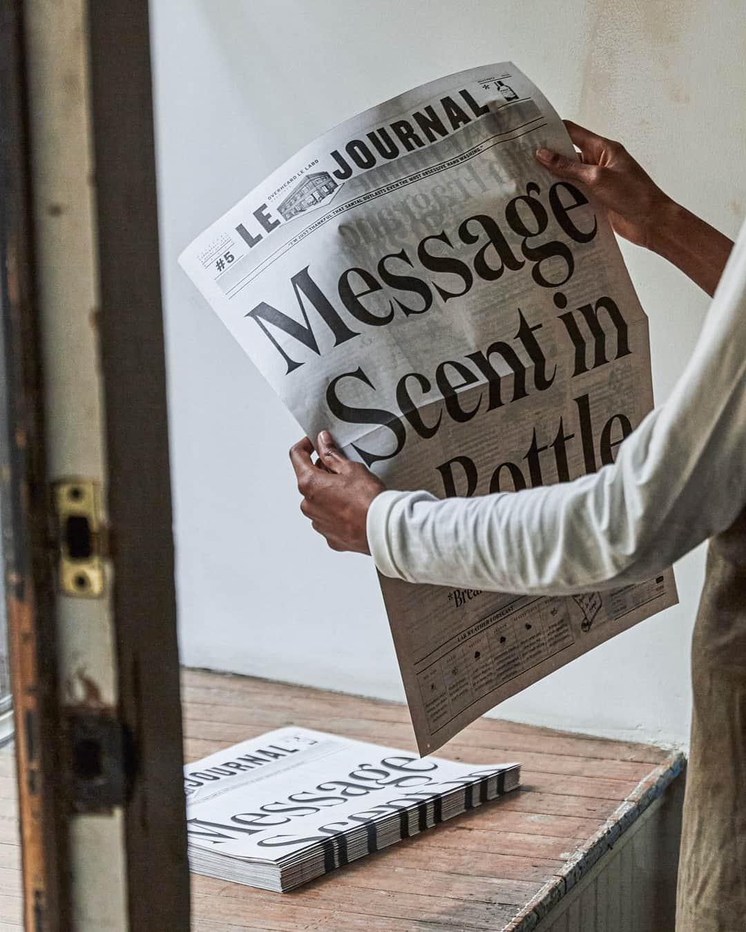 ルラボさんのインスタグラム写真 - (ルラボInstagram)「Le Journal Issue 5 by @overheardlelabo – now in our Labs around the world. #LeJournal #Issue5 #MessageScentInABottle #AtHomeWithFragrance」11月20日 23時00分 - lelabofragrances