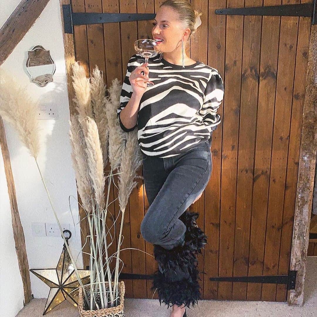 River Islandさんのインスタグラム写真 - (River IslandInstagram)「Feathered jeans = a winning combo (and essential) 😍   Get 20% off when you spend £75 or more*  . @jessicaevansstyle  @sophiasellwood  @nicoleheffernan_  . #WeekOfWonder #ImWearingRI #EssentialNonEssential #LinkInbio to shop   Product Number to shop jeans: 787434」11月20日 22時55分 - riverisland