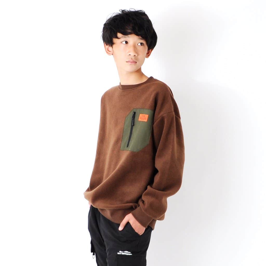 GLAZOSのインスタグラム：「. #recommended items! #winter arrivals . 今季のGLAZOS新作には フリースやボアなど、冬にオススメのアイテムはもちろん デザイン長袖Ｔシャツや 衣替えにお得なトップス2枚セットなども◎ . そして現在開催中の #blackfriday 今日から10日間、まいにち日替わりでタイムセールを行っております！ . . ぜひサイトの方チェックしてみてください～ . . . #glazos #kidsootd #kidsfashion #kidscoordinate #kidsfashion #kids #mensfashion #mensstyle #boy #おそろいコーデ #兄弟 #小学生コーデ #小学生男子 #おでかけコーデ #中学生男子 #小5 #小6 #キッズファッション #男の子ママ #男子 #小学生 #zakka #雑貨 #冬」