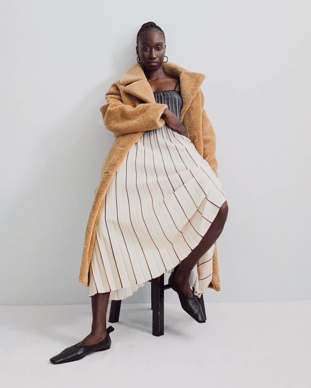 プロエンザスクーラーのインスタグラム：「@amy_sall, lecturer and cultural entrepreneur in new season Proenza Schouler White Label Photographed by @taliachetrit #proenzaschoulerwhitelabel - Casting @midlandagency Hair @jimmypaulhair  Make Up @raisaflowers  Set @frau.juliawagner  @shiostudio」