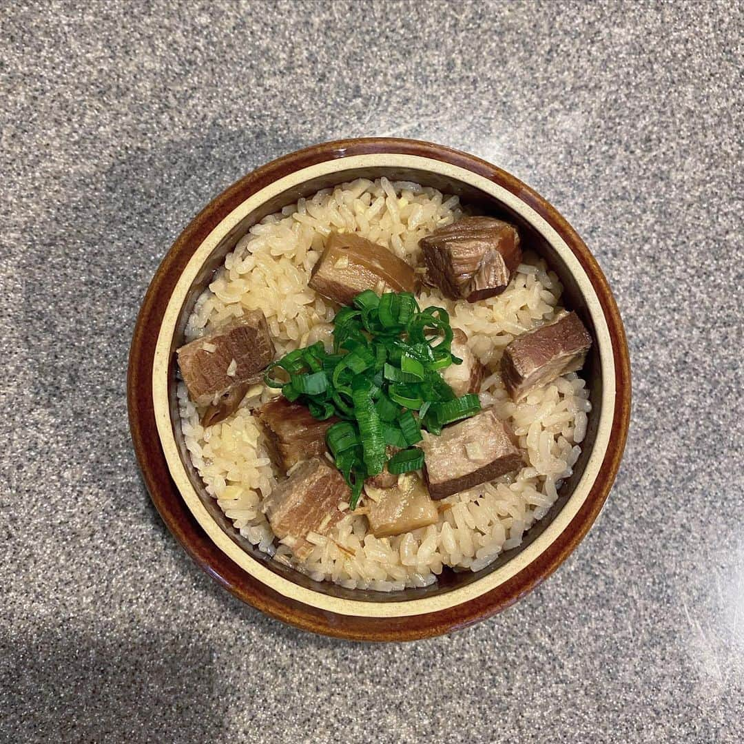 後藤正文さんのインスタグラム写真 - (後藤正文Instagram)「ラフテー釜飯  米3/4合 ラフテー(缶詰) 生姜 葱  水 150cc ラフテー缶詰の汁 白出汁 大さじ1 酒 大さじ1  沖縄土産として買って帰ってきたラフテーを使って釜飯を炊いた。甘くてとろっとした汁の缶詰は焦げやすいが、絶妙な火加減で最小限の焦げにとどめることができた。写真だと豚肉が少ないように見えるが、ご飯も濃い味で十分な食べ応えだった。85点。  #空前の自作釜飯ブーム #非モテ飯 #season4 #のはら農研塾 #100杯目にどうなってるかわからない釜飯」11月20日 22時59分 - gotch_akg