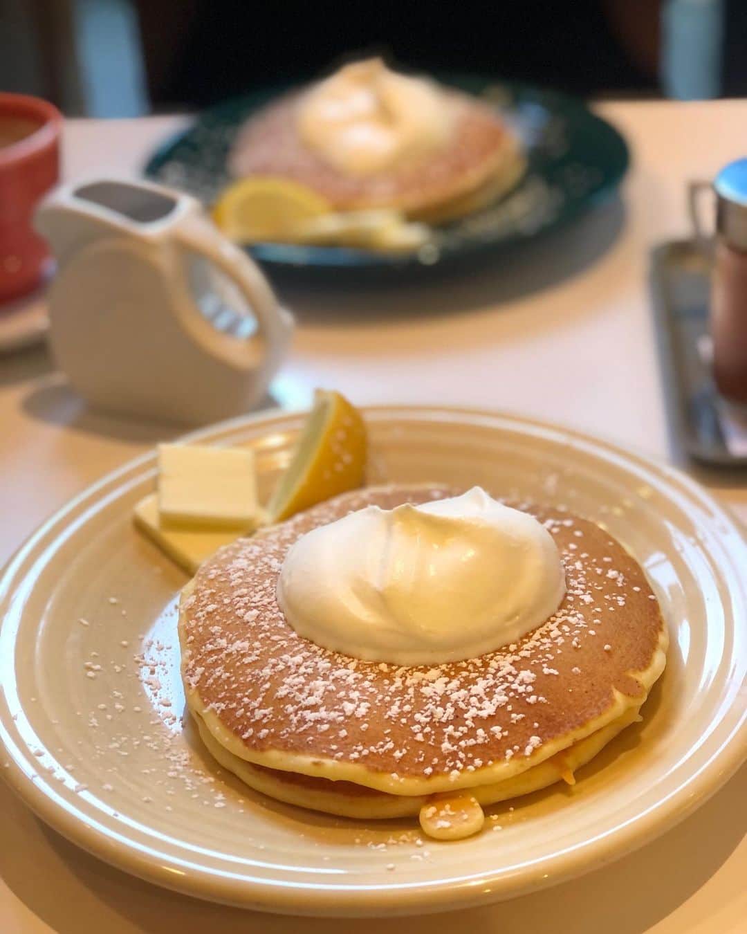 nobukoのインスタグラム：「先日食べたAPOCのパンケーキ。週末は岡本太郎記念館の一角にあるア・ピース・オブ・ケークでいただけるみたいで骨董通りからてくてく移動。 この日は良く歩いて喉もカラカラだった笑 シンプルだけど保存料の入ってない優しい味。 レモン🍋が効いていてペロリ😋 岡本太郎太郎記念館初めて行ったわ。太陽の塔がベランダからこんにちはしてた笑 #apoc#pancake#青山#holiday」