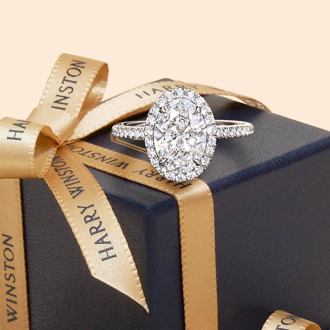 ハリー・ウィンストンさんのインスタグラム写真 - (ハリー・ウィンストンInstagram)「Celebrate your forever love this holiday season with the ultimate #diamond engagement ring by #HarryWinston. #WinstonWishes Tap the link in bio to discover shimmering expressions of true love.」11月20日 23時03分 - harrywinston