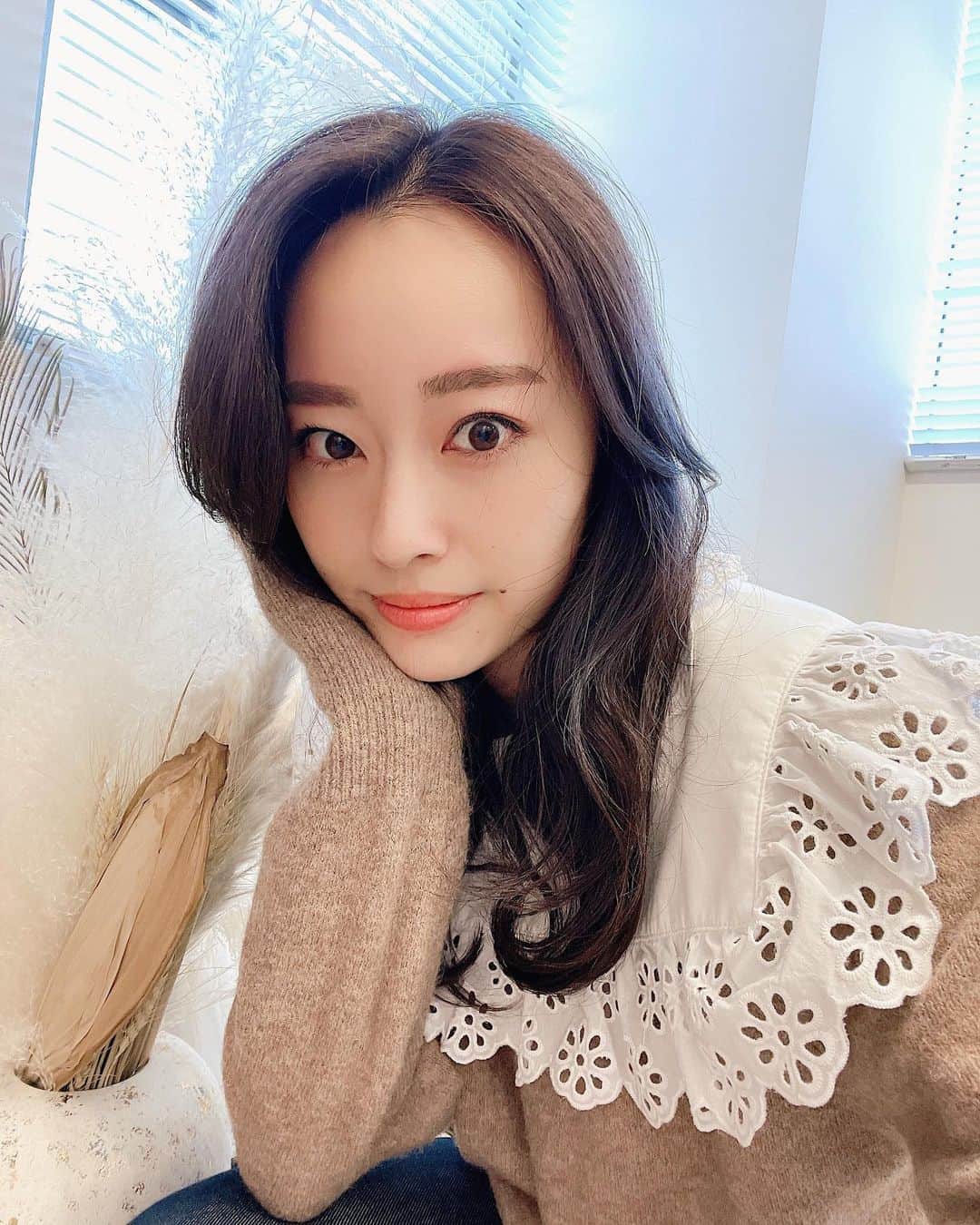小祝麻里亜のインスタグラム：「友達の幼馴染ちゃんが綺麗に髪を染めてくれました🥰✨✨  ブリーチして傷んでるとは思えないぐらい艶髪に仕上げにしてくれました！(2枚目フィルター加工無) 綺麗にトーンダウンもしたし、トリートメントで髪質もアップ✨✨  3枚目はトリートメント中なんだけど、なかなかシュールな感じだからぜひご覧ください🙇‍♀️  ありがとうございます💘 @air_hironakayuna  ＿＿＿＿＿＿＿＿ #outfit  #haircolor #instafashion #instabeauty #셀스타그램 #얼스타그램 # #탈색#핑크머리 #데일리 #데일리룩 #오오티디 #ヘアカラー #ブリーチヘア  #トリートメント #髪質改善」