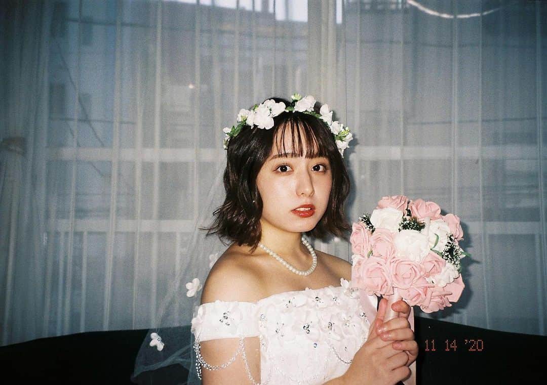 前田美里のインスタグラム：「filmとウェディングドレス。 . . #フィルム 🎞 #pentaxespio120mi  #fujicolorc200 #fujifilm  . . #ウェディングドレス #撮影 #レトロ  #フィルム  #女子力  #おうち時間 #stayhome #photo #ファインダー越しの私の世界 #写真好きな人と繋がりたい #ヲタク #櫻坂46 #日向坂46 #フォロワー募集中 #フィルムカメラに恋してる #film #filmphotography #japanesegirl #follow #followme #좋아요 #팔로우미 #팔로미 #오오티디」