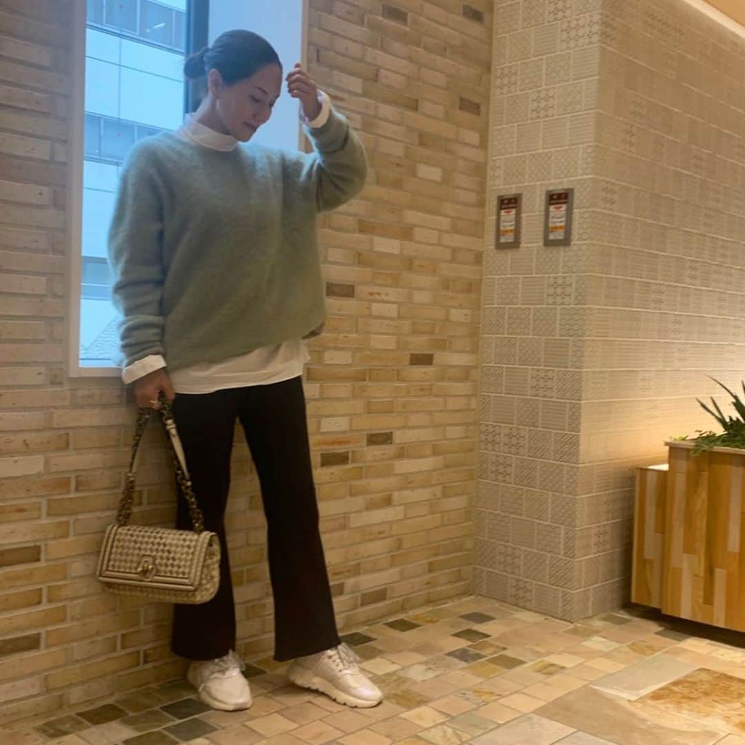 亀恭子のインスタグラム：「シャツ&ニット 暑かった…  今日もポカポカでしたね。  ニット×ニットパンツ＋スニーカー  かなりリラックスな組み合わせなので、 顔回りにショートパールを。  today's… #fashion #ootd #kkstyle #tokyo #kamescloset #knit #aton #shirt #newans #pants #hereiam #necklace #maayapearls #bag #bottegaveneta #shoes #adidas #autumn #november」