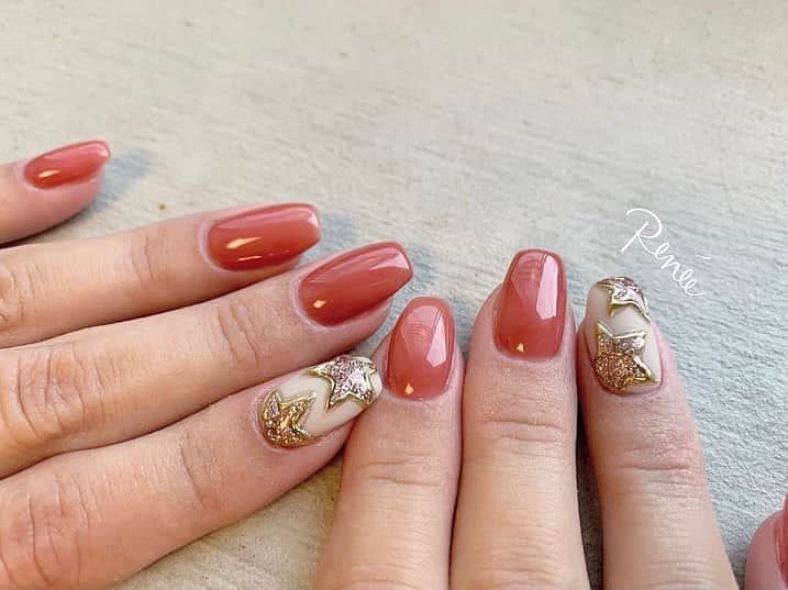 ネイルサロンレネのインスタグラム：「﻿ ﻿ ﻿ ﻿ 𝒟𝑒𝓈𝒾𝑔𝓃 𝒷𝓎 𝒪𝒦𝒜𝑀𝒪𝒯𝒪 🐿💐﻿ ➠ @renee_maiokmt.1030 ﻿ ﻿ ﻿ ﻿ 最近よくやるこの星の立体アート﻿ 自分で星を綺麗に書こうとしたら﻿ 時間もかかるし手間なので﻿ ﻿ ﻿ @tsumekira ツメキラから発売の﻿ @rrieenee さん × @nailsalon_filer さんプロデュースシール﻿ ﻿ Love etoileを使ってます🤗⭐️⭐️﻿ ﻿ ﻿ シール貼って﻿ 周りをミラーで囲うだけでも可愛いし、﻿ このデザインみたいに﻿ 中にラメを入れても可愛い👏🏻✨﻿ ﻿ @swarovski ﻿ スワロのピクシー並べたり﻿ ちょっとスタッズ置くだけでも可愛い♡﻿ ﻿ ﻿ むしろ何も置かなくても可愛い⭐笑﻿ ﻿ ﻿ 万能で何年も使いまくってるネイルシールちゃん⭐⭐⭐﻿ ﻿ ﻿ ﻿ ﻿ ﻿ ﻿ nailsalon Renée﻿ ￣￣￣￣￣￣￣￣﻿ ﻿ ▫︎梅田店﻿ 【open-close】11:00〜21:00﻿ 【定休日】不定休﻿ 【add】大阪市北区堂山町15-23-908﻿ ﻿ ﻿ ▫︎芦屋店﻿ 【open-close】11:00〜21:00﻿ 【定休日】不定休﻿ 【add】芦屋市業平町6-11 Ashiya grotto 302﻿ ﻿ ﻿ ﻿ ﻿ ▶︎▶︎▶︎初回クーポンご利用頂けます﻿ ￣￣￣￣￣￣￣￣￣￣￣￣￣￣￣￣﻿ ご予約はプロフィールTOPのリンク内﻿ URLをご利用下さい。﻿ ﻿ ﻿ ﻿ メニューに迷った方やご相談は…﻿ ﻿ 　　🤍Renée公式LINE🤍﻿ ─────────────﻿  【@bos7903t】←※@から入力🔍﻿ ﻿ #nail #nails #gelnails #nailart #ネイル #ジェルネイル #美甲 #네일 #젤네일 #nailsalonrenee #ネイルサロンレネ﻿ #大阪ネイルサロン #梅田ネイルサロン #芦屋ネイルサロン #神戸 #芦屋 #beauland #ビューランド﻿  #芦屋ネイルサロン #シースルーネイル #tbt#photooftheday#星ネイル #네일아트 #ラメネイル #星 #美爪ネイル #秋ネイル #スクエアネイル #flashnails #フラッシュネイル」