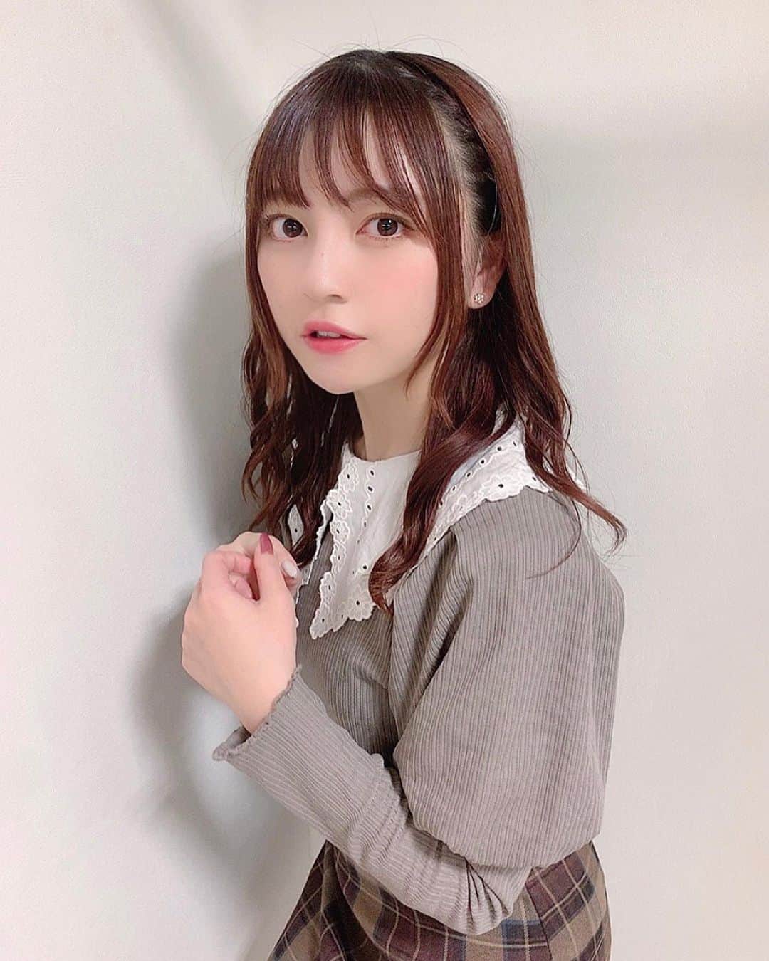 廣川奈々聖のインスタグラム：「収録だったからメイクさん〜🐿🤍﻿ アイシャドウもいつもとちょっと違う感じ！﻿ ﻿ ﻿ スカートは @libra_atelier_ っていう﻿ 私のお友達がやってるお店のなんだけどどれもかわいいの！良かったらみてみて〜 ¨̮🏷﻿ ﻿ ﻿ 今日はロングブーツ暑かった 笑﻿ ﻿ ﻿ ﻿ ﻿ #ななせのふく#秋コーデ#ブラウンコーデ#ロングブーツ#ブーツコーデ#編み込みアレンジ#ゆる巻き#ちょっと猫背#恥ずかし#ぴえん」