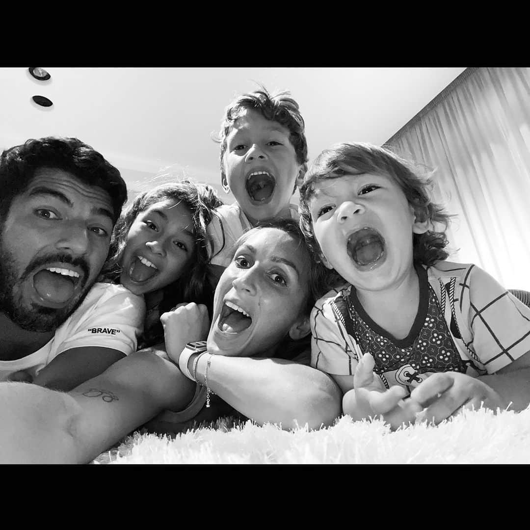 ソフィア・バルビのインスタグラム：「Papiiiiii volveeeee!!!! 🥺🥺🥺😭😭 y recuperate prontito! Te amamos」