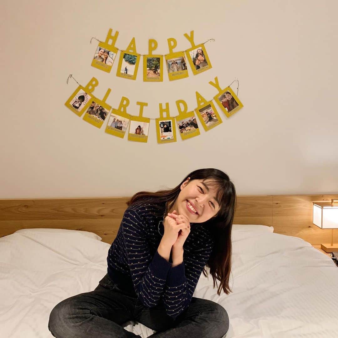 赤坂由梨のインスタグラム：「京都３日目(終わってなかった)ㅤㅤㅤ  日付を過ぎてしまったけど深夜に なおちゃんのお誕生日をサプライズでお祝い🥂(彼氏か)ㅤㅤㅤ 飾りつけのタイミングどうしようかなって思ってたら 運良く自ら外に出てくれてた😂笑 誕生日なのに快く一緒に旅行してくれるなんて 本当に優しい女神のなおちゃん🗽♡ㅤㅤㅤ 素敵な一年になりますように！ㅤㅤㅤ  つやっつやの土鍋ごはん朝食を食べて 伏見稲荷〜東福寺へ🍃ㅤㅤㅤ 中でも東福寺はJRの広告になっただけあって 橋から見る景色は絶景でした ちょうど今が見頃かな？ㅤㅤㅤ 前も書いたかもだけど こんな素敵なお寺や神社が たくさんあって お散歩感覚ですぐ行ける京都の人たちが 本当に羨ましい…🤒ㅤㅤㅤ  #京都 #京都旅行 #東福寺 #伏見稲荷大社  #旬菜いまり」