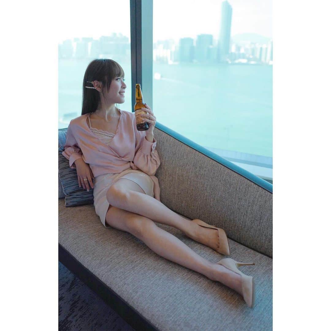 Miss Hunnyのインスタグラム：「感謝 @hyattcentrichongkong  幫我安排咁relax嘅一日❤️ 你哋準備嘅手工啤酒🍻好啱我口味！ 對住呢個環境， 莫講話飲啤酒， 連發吽豆都覺得chill (˶‾᷄ ⁻̫ ‾᷅˵)  @HyattCentricHongKong #HYCHKstaycation #HYCHKharbourview #HYCHKhotspots #HYCHKexplorer」