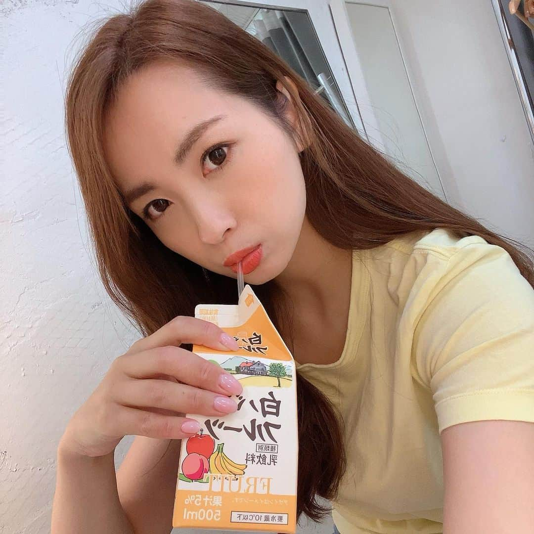 殿倉恵未さんのインスタグラム写真 - (殿倉恵未Instagram)「ただただアラサーが白バラフルーツ飲む画像。 おやすみなさい😪 ･ #白バラフルーツ#白バラフルーツオーレ#アラサー#殿倉恵未#ジュース#goodnight #おやすみ#がぶ飲み#眠たい#三連休#ゆっくり時間#instagood#happy#グラビアアイドル」11月20日 23時24分 - megumi_tonokura722