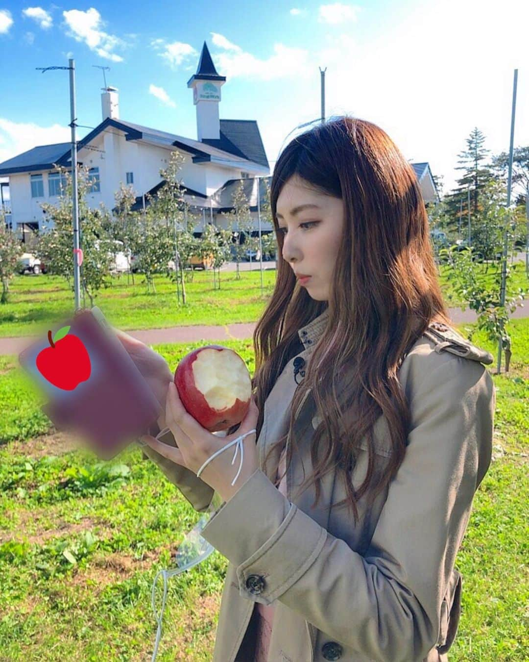 橘ゆりかさんのインスタグラム写真 - (橘ゆりかInstagram)「ついに！ #いい福みつけ旅﻿ 青森県ロケがオンエアされました🍎﻿ YouTubeにもアップされたので検索してね😊❣️﻿ ﻿ ﻿ 青森県 板柳町ふるさとセンターで﻿ りんごのもぎとり体験をしたよ〜！﻿ ﻿ もぎたてりんごがつやつやで美しくて﻿ 瑞々しく最高においしかった🍎🍏🍎﻿ ﻿ ロケ終わったあとも黙々と食べてた様子が5枚めに笑﻿ ﻿ いろんな品種もあるしりんごは奥深い…！﻿ ﻿ ﻿ ﻿ #青森県 #板柳町ふるさとセンター #りんご狩り #フルーツ大好き #丸かじり #青森旅行 #青森土産 #りんごジュース #倉田瑠夏 #橘ゆりか #りんご #トマトにも見える #でも全部りんご #ringowork #🍎」11月20日 23時24分 - yuricalcal