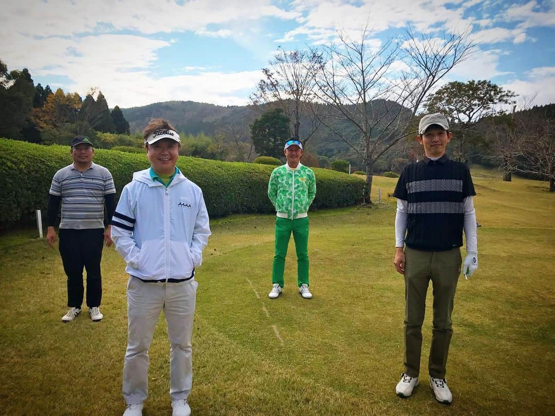 下山英哉さんのインスタグラム写真 - (下山英哉Instagram)「チームKASHIWAGI でラウンド⛳️  ソーシャルなディスタンスをキープしつつ 一日中笑いの絶えない 楽しい時間でした^_^  明日の葉加瀬太郎さん コンサートツアー「FRONTIERS」🎶 柏木さんのチェロ演奏にも注目‼️  #柏木広樹　さん #チェリスト #ゴルファー #golfstagram  #葉加瀬太郎コンサートツアー2020  #frontiers  #川商ホール #鹿児島市民文化ホール第一  #kagoshima #アナウンサー  #下山英哉 #golf」11月20日 23時25分 - shimoyama.hideya