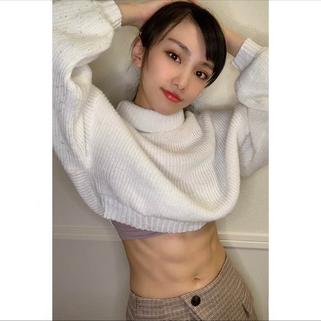 長谷川晴奈さんのインスタグラム写真 - (長谷川晴奈Instagram)「お気に入りの白ニット🧶  ふわふわ清楚系女子かと思いきや おやおや…？ バキバキ系腹筋女子でした😂💪🏻  見えているはスポブラです 悪しからず  #腹筋女子 #腹筋　#筋トレ　#筋トレ女子　#腹筋トレ　#トレーニング　#ワークアウト　#フィットネス　#白ニット　#騙された　#スポブラ　#NIKE #エイトパック　です　#ギャップ萌え#骨太女子　#腹斜筋　#腹直筋　#腹斜筋トレ　#毎日筋トレ」11月20日 23時29分 - haruna_hasegawa71