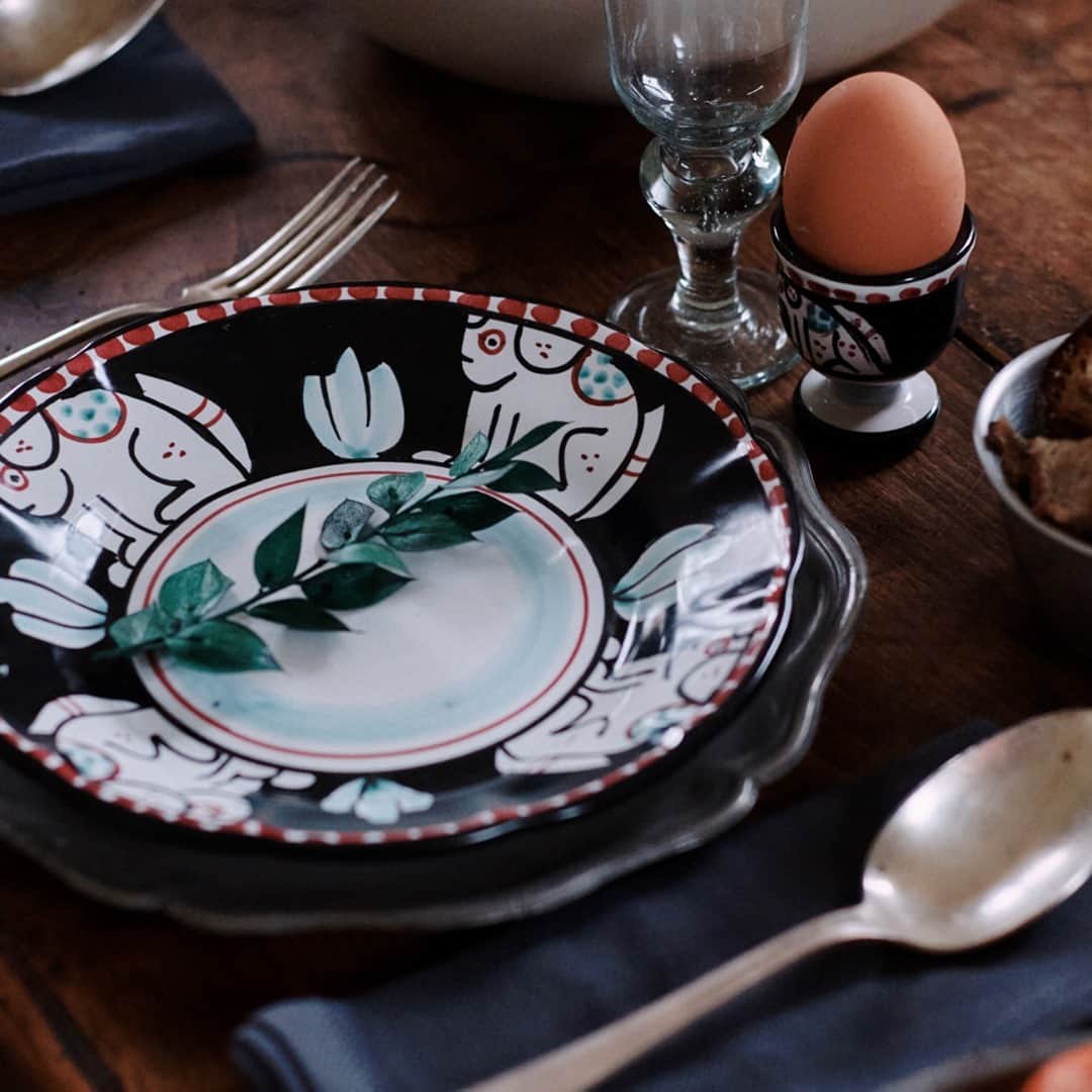のインスタグラム：「Culinary arts goes through delicate tableware and dishes like our Ceramica Assunta Positano.⁠ ⁠-⁠ Beautiful table by @missmaggieskitchen⁠ Photo by @christophe_roue⁠ -⁠ #PaulandJoe #Ceramica #Assunta #Positano #artisanal #Handmade⁠」