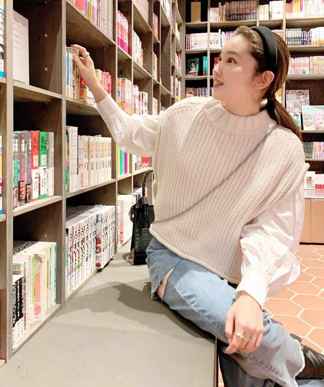 mina hinokuchiのインスタグラム：「. 新作のニットベストとブラウスのSET🍁 前はケーブル、後ろは畦編みで 実は2wayで着れちゃいます♡ シンプルに着たくて、後ろを前にしてデニムを合わせたら、気分なコーデになった！ . . #whoswhochico #salonbychico #フーズフーチコ　#ニットベスト #明日お店に入荷します　#カチューシャとパールネックレスも今週入荷しました♪」