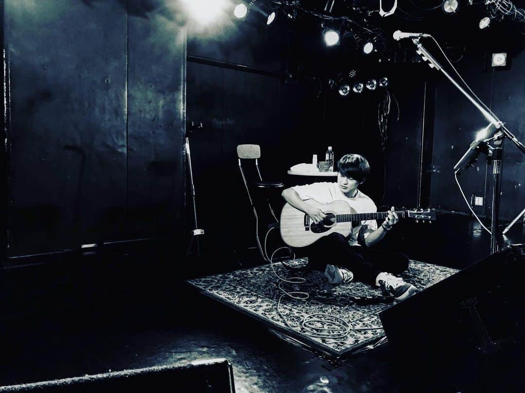 尾崎裕哉のインスタグラム：「明日の熊谷公演で今年の弾き語りツアー #onemanstand2020 も終了！全国のライブハウスをひたすら周る武者修行として始めたツアーはやっぱやった甲斐あった。ライブやらないと身体が鈍るし、こんな時期でも先駆けて動けたことがホント有難い。今があるから次もいいコンディションで挑める。 色々と緊張感がある中、見に来てくれた人や諦めた人、やむを得ず行けなくなってしまった人もいるけれど、想いを馳せてくれる全員に感謝です。でも、やはりこんな中でも来てくれた人の気持ちが有り難い訳で、「来てもらうのではなく会いに行く」というのが少しでも達成されてるといいな。」