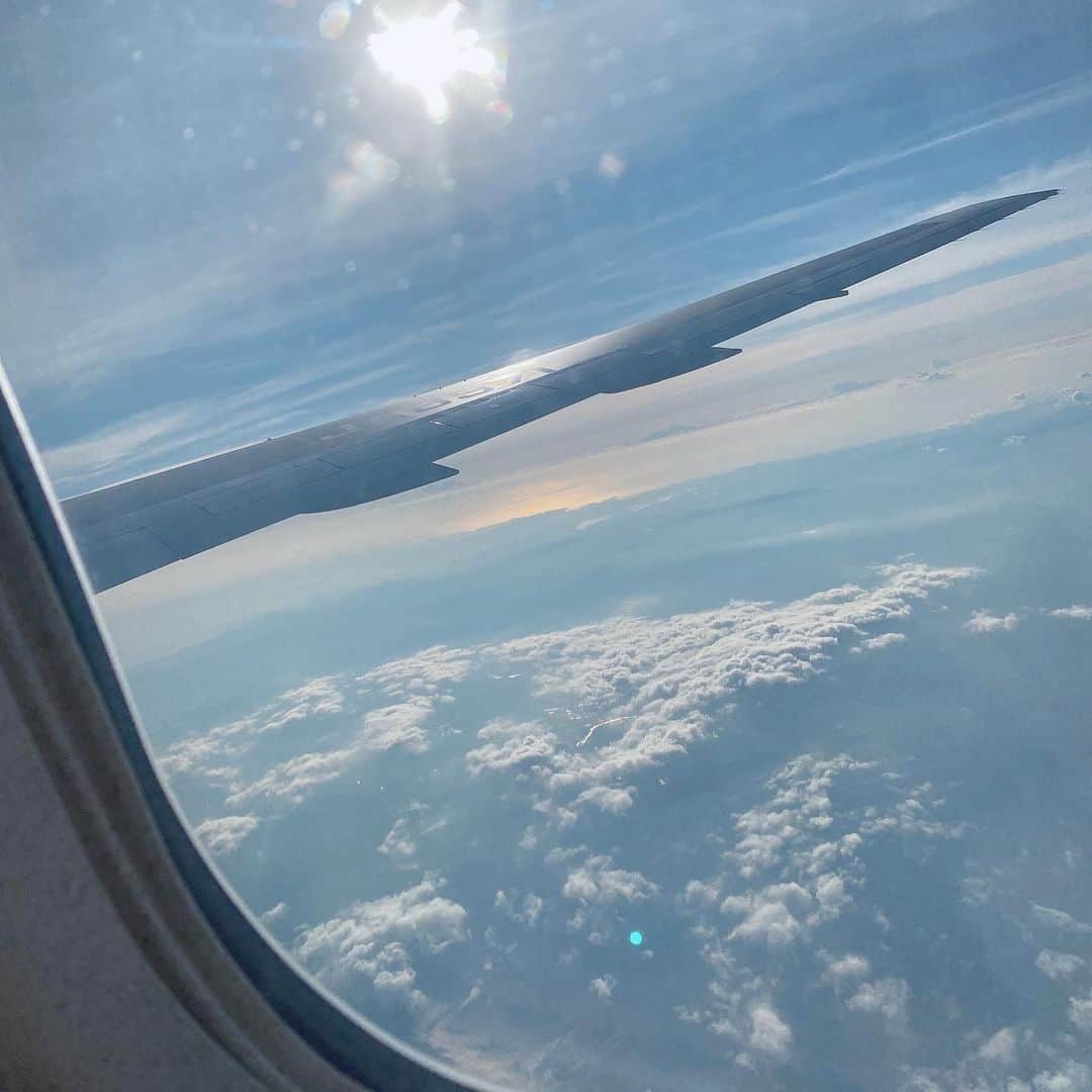 貞野遥香さんのインスタグラム写真 - (貞野遥香Instagram)「☆﻿ ✈️💨💕﻿ ﻿ ﻿ (写真のときだけマスク外してます😷💦)﻿ ﻿ ﻿ 2年振りの飛行機にわくわくが止まらなかったなぁ🥰﻿ ﻿ ﻿ ﻿ ﻿ ﻿ 幻想的な雲が好きですっ🥺☁*°﻿ ﻿ 空の旅さいこう✨」11月20日 23時34分 - _haruka_sadano06