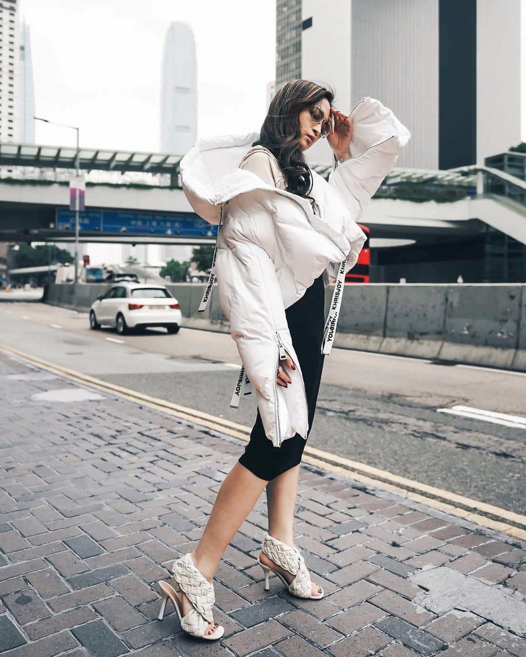 Ruby Kwanのインスタグラム：「Minimal, chic, free and warm. 🖤 @khrisjoy_official #rougecloset #khrisjoy」