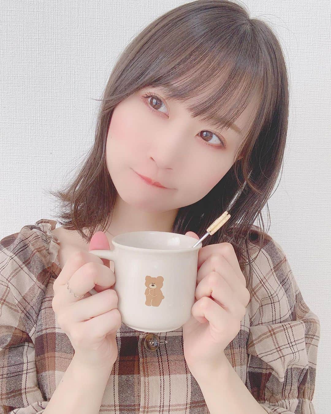 八木沙季のインスタグラム：「☕️☕️ . 大好きなお店で一目惚れしたコップ🧸❤︎ 3種類あってどれにするか迷ったけど このくまのコップにしました🥰🥰 これで毎朝カフェオレ飲んでる☕️✨ .」
