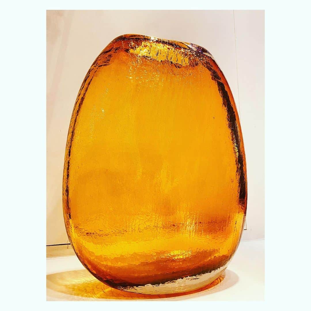 のインスタグラム：「Kate ❤️ @katehumedesign  Want to get your hand of this Unique Vases elegant glass pieces mouth- blown !! Come by or contact us via homepage #wishlist #art #glass #timelessobjects #inlovewiththiscolor #Rikastudioswindow」
