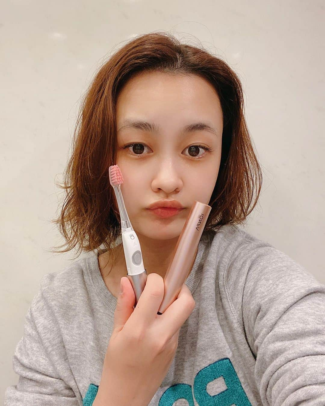 ena..*加藤 恵梨奈さんのインスタグラム写真 - (ena..*加藤 恵梨奈Instagram)「﻿ ﻿ ﻿ 🦷 イオン歯ブラシ﻿ ﻿ ﻿ ﻿ イオン×音波振動に美白効果がプラスされて新登場♡﻿ ﻿ ブラシの毛全体をラバーでコーティングし﻿ 摩擦の力でホワイトニング効果が38％アップ﻿ ステイン(着色汚れ)を美白用ラバーソフト毛が﻿ 消しゴムのように磨きとり﻿ 歯本来の白さを取り戻してくれる﻿ ﻿ 毎日の歯磨きが楽しいなぁ〜﻿ ﻿ 毛のかたさはやわらかいので﻿ 優しく磨きたい方におすすめです❤﻿ ﻿ いつもありがとう🤤♡﻿ ﻿ ﻿ ﻿ #アイオニック #歯ブラシ #マイナスイオン #電動歯ブラシ #美白 #ホワイトニング #音波振動歯ブラシ #IONPA #monipla #ionic_fan #インフルエンサー #インスタグラマー #ena_pi﻿」11月20日 23時42分 - e_n_a_p_i