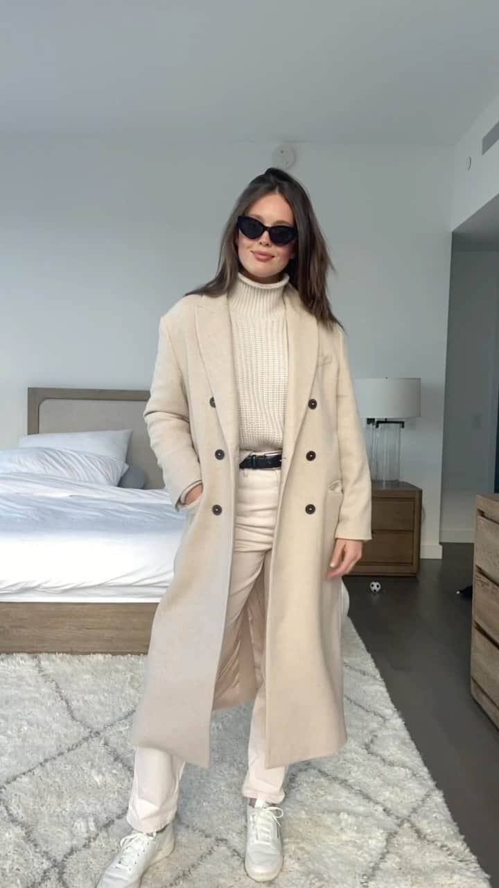 エミリー・DiDonatoのインスタグラム：「I’ve been feeling so uninspired to get dressed lately so I decided to have a little fun and recreate an outfit I found on Pinterest from the 90’s. (Fun fact: I just figured out how Pinterest works and I’m obsessed) It felt amazing to get out of my sweats so I guess that means it’s time to consistently bring jeans back into my life. 😂  Gray sweatsuit: @aloyoga  Pink sweatsuit: @champion  Red sweatsuit: @aloyoga  Jeans: @isabelmarant  Sweater: @autumncashmere  Jacket: @zara  Sneakers: @reebok  Sunglasses: @illest」