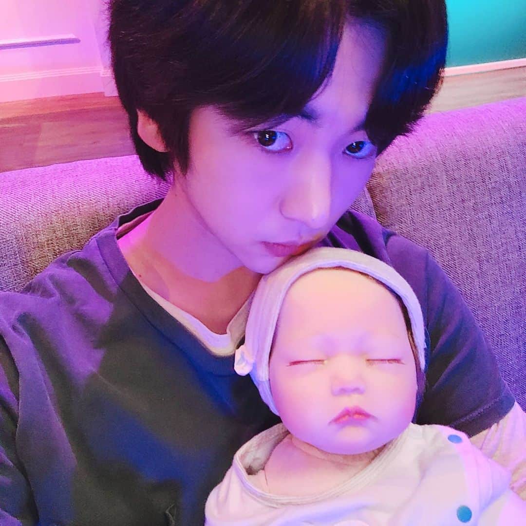 イ・ジュスンのインスタグラム：「아들 내일 막공 ㅠㅠ 니콜라 안녕.. 내동생 안녕.. 아빠도 안녕.. "내가 사샤 보고있을까.."」