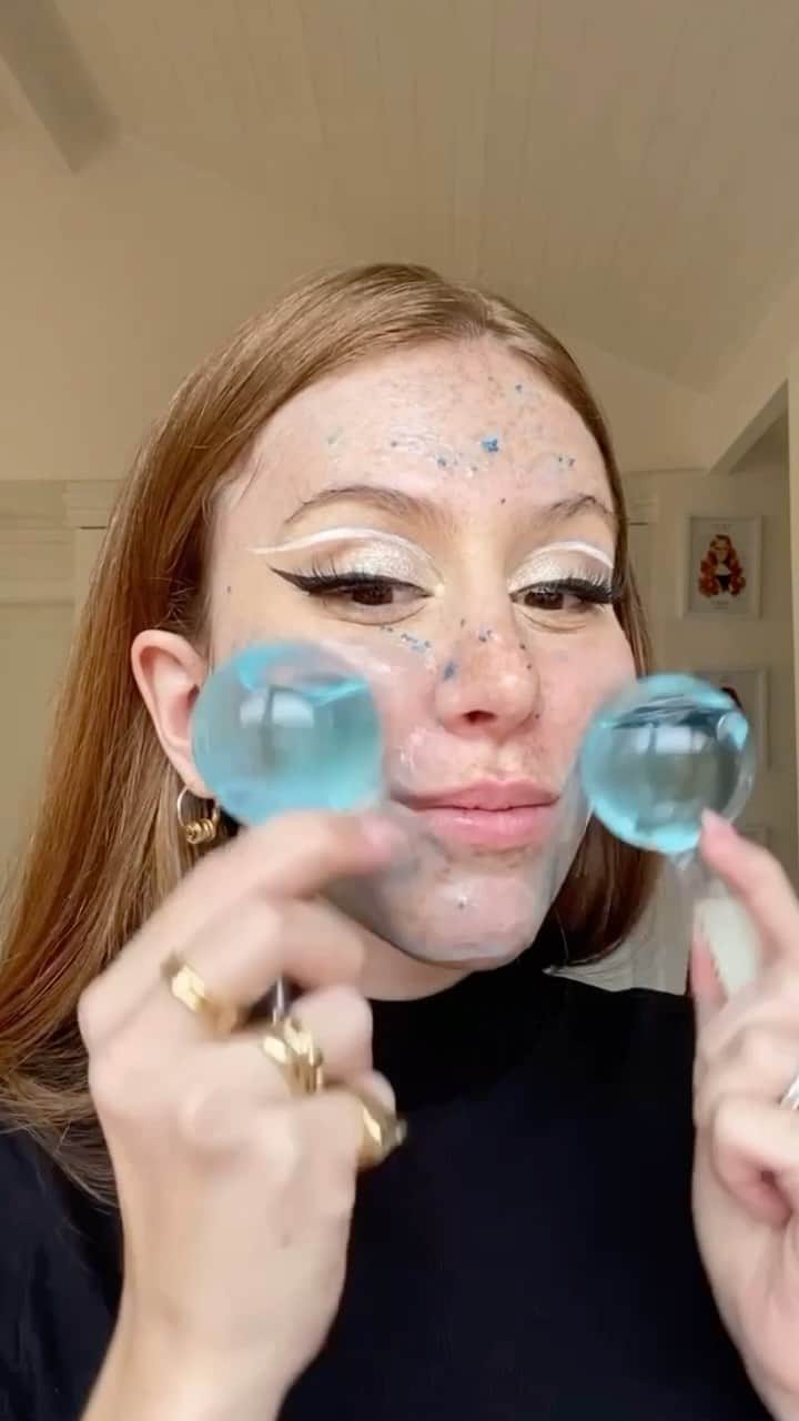 マリ・マリアのインスタグラム：「Reboco com skin care 🥰 Usei na pele @farsalicare  Máscara @wishfulskin  Cadê @marimariamakeup  Delineador thin @marimariamakeup  Batom coleção de natal @mari」