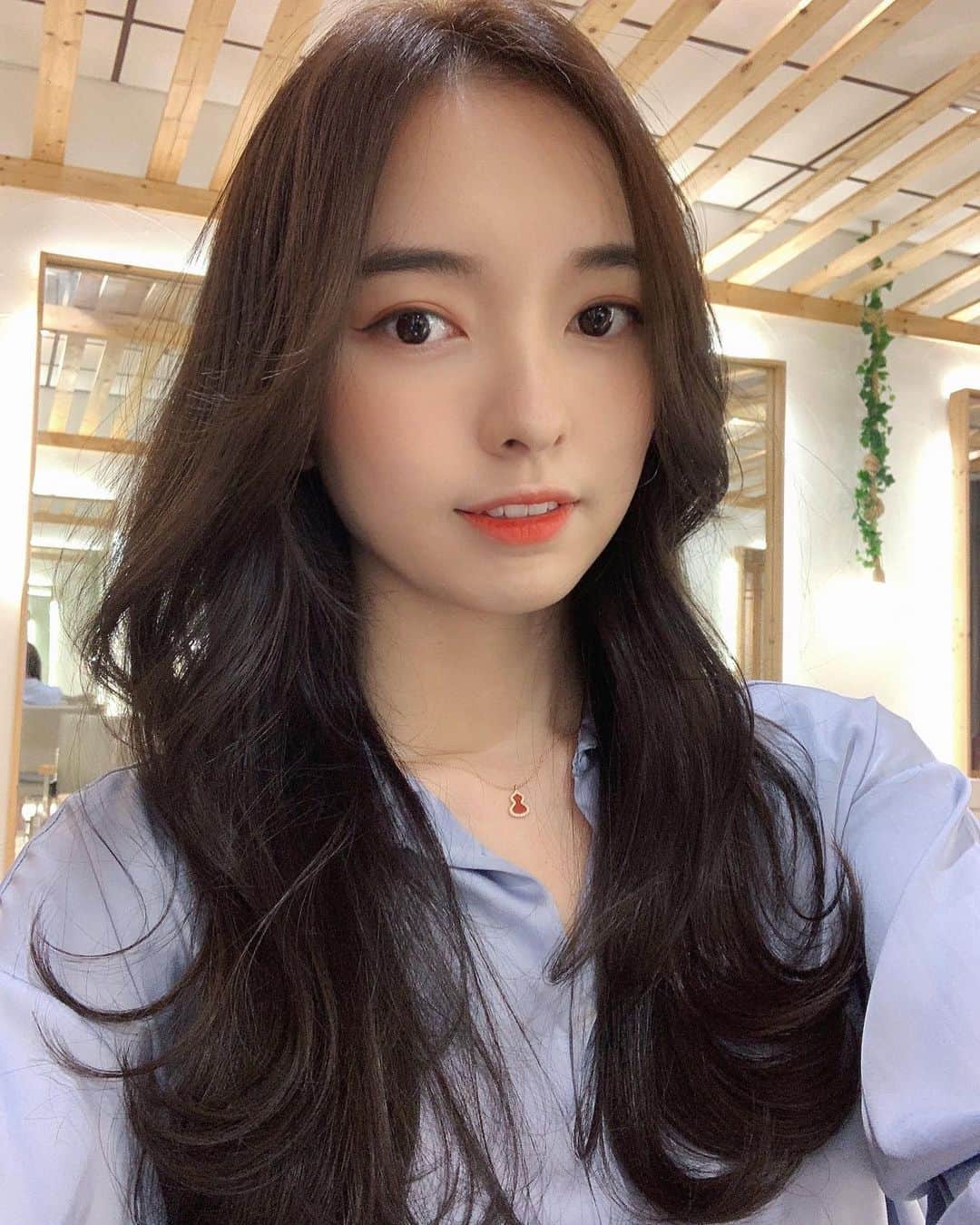 STEPHY YIWENのインスタグラム：「相隔三個月終於來理髮了❤️  💇🏻‍♀️ @sheldan_sak 💆🏻‍♀️ @benjaminsia0630  🌸 @aizuhairstyle」