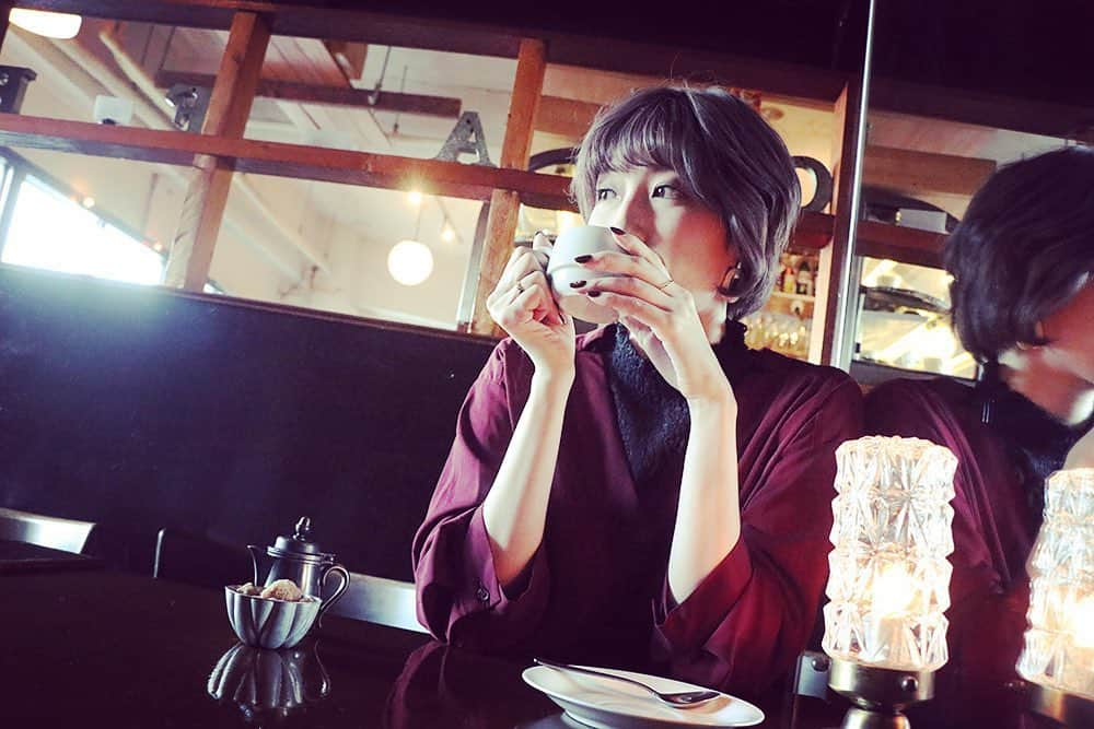 彩花まりさんのインスタグラム写真 - (彩花まりInstagram)「. はああ。カフェでまったりしたい。 そう思いつつもおうちに帰り ストレッチ用のマットの上に ころーーーーーーーん としてしまう毎日です。 （少なくとも3時間くらいはそこで寝る）  はやく寝る支度して ベッドに行けばいいじゃない。 と言われがちですが （もしくはめっちゃ共感してくれるか、どっちか。みんな極端。笑） ちがうんですよねえ。 まだベッドにはいきたくないの。 ころころしてるのが気持ちいいんです。  前世はねこかな。て思うくらい 猫のように生きがちな今日この頃。  明日からは昼夜２回公演×２日！ 宝塚時代は２× ２なんて毎週あって ２×３に震え上がっていたのに。。 もう戻れません。3日も続いたらむりだあ。 ジェンヌさんってすごいなあ。 それぞれの場所で同期が頑張っているのを みなさまから教えて頂けて 本当に励みになっています。 （だいたいみなさまからのDMかTwitterで人事や配役を知る） これからも教えてくださいね☺️  さて。明日から世の中は３連休ですね！！ ゆっくり出来るみなさまはどうぞ楽しい連休を☺️ お仕事の皆さまは、一緒にがんばりましょう💪💪  ストーリーズでもお知らせしておりますが、、 急遽お席がご用意出来る日もございます🥺（明日も2枚ございます💦） どうぞお気軽にお問い合わせくださいね！ 【 mari.ayaka.95@gmail.com 】  それでは、おやすみなさい☺️  #彩花まり #カフェ #ひとりカフェ #だいすき #まったり時間 #ねこのように生きたい #でも舞台にも出たい #幸せな悩みだ #ミュージカルNINE #明日もお待ちしています #配信もあります #劇場でもおうちでも一緒の空間を共有できますように♡」11月20日 23時51分 - _mari_ayaka