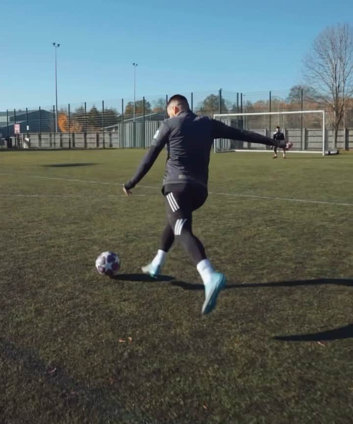 F2Freestylersのインスタグラム：「🚨🚨🚨GIVEAWAY ALERT 🚨 🚨 🚨  Try out this skill to help you #PlaywithStyle and beat your opponent. Let us know which new addition to the Premier League inspired this masterclass. Comment ⚽ for Gareth Bale, or comment 👊🏼 for Edinson Cavani for a chance to WIN an exclusive Panasonic Grooming Bundle. For the full tutorial and Ts & Cs, visit @PanasonicGroomingUK 🎯⚽️ #ad」