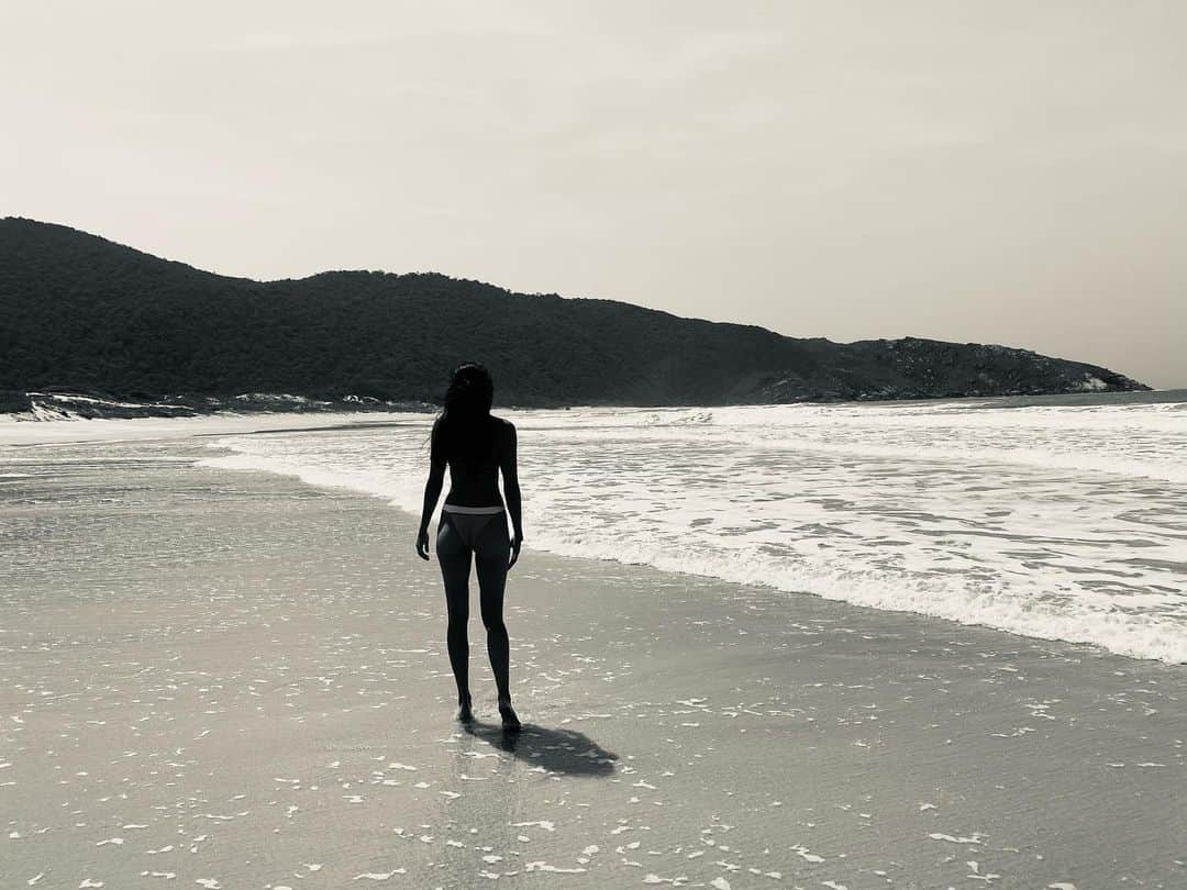 シェイラ・カストロのインスタグラム：「Não tem como estar aqui agora e não lembrar de todas as pedras que já escalei até aqui. Todas as pedras no caminho que já tive e que ainda vou ter...   E o dia de hoje, dia da consciência negra, me faz refletir muito mais sobre tudo. Sobre minha vida, sobre o racismo, sobre o preconceito, sobre as minorias e sobre privilégios que sei que tive só por nascer branca. E sei que essa reflexão que estou tendo hoje tem que ser diária, pois precisamos combater juntos o racismo, o preconceito com as minorias. Pois cada dia fico mais chocada com o tanto de pessoas que ainda sofrem muito com isso...  #sheillacastro #diadaconsciencianegra #sheilla13 #podtudomais」