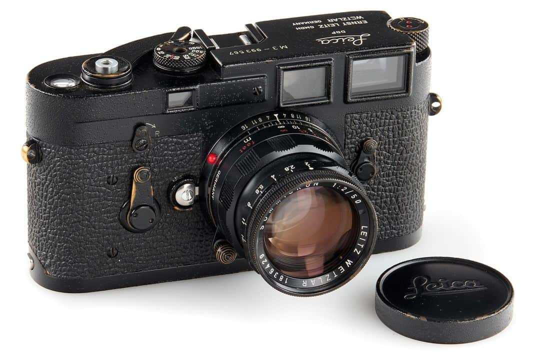 ライカさんのインスタグラム写真 - (ライカInstagram)「Vintage Leica M3 in Black  A beautiful M3 in original condition with only minimal wear around the edges and typical paint blistering. This M3 was taken from an official batch of 250 units issued in 1960, with a matching black paint rigid Summicron 50 f/2. A gem like this can be found tomorrow, November 21, at the Leitz Photographica Auction. Click the link in our bio to find out the ways in which you can take part in tomorrow's event!  #Leica #LeicaM3 #LeicaCamera #LeitzPhotographicaAuction #RareLeica #LeicaShop」11月21日 0時00分 - leica_camera