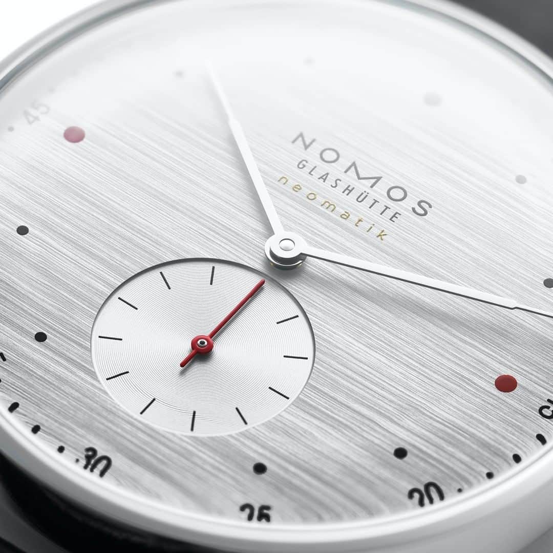 ノモスさんのインスタグラム写真 - (ノモスInstagram)「Award-winning design meets a stunning silvercut finish: Metro neomatik 39 is wristwear for making a style statement.   #nomos #nomosmetro #wristwatch #dresswatch #watchesofinstagram」11月21日 0時00分 - nomos_glashuette