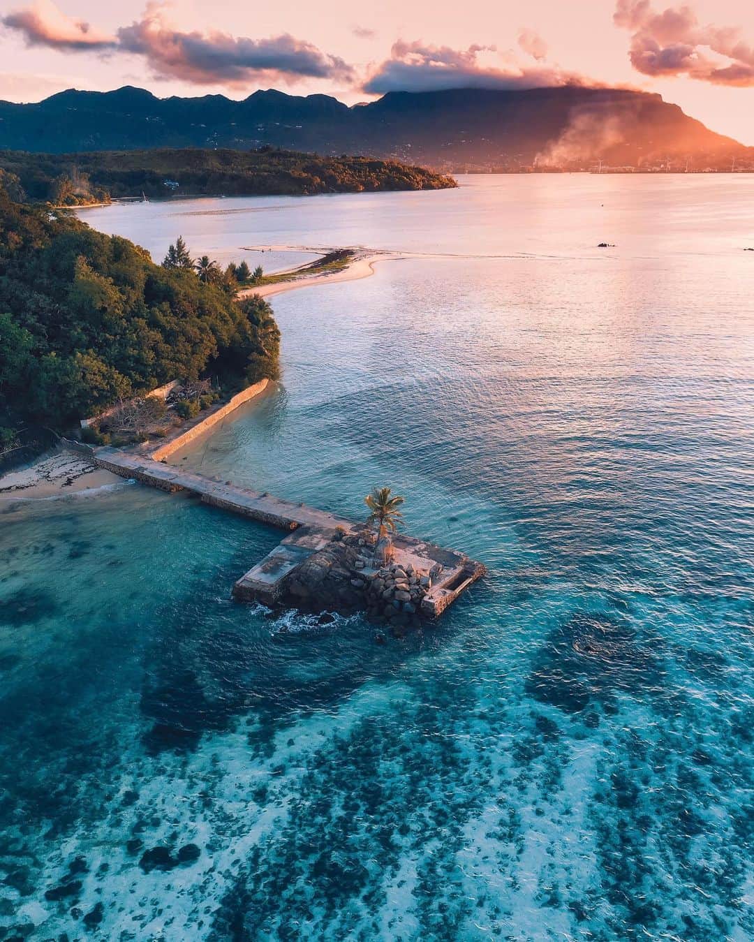 エミレーツ航空さんのインスタグラム写真 - (エミレーツ航空Instagram)「She sells sea shells on the sea shore.  🇸🇨 Seychelles  ✈️ Fly better to Seychelles with five weekly flights from @DXB  🌍 #FlyEmiratesFlyBetter #SeeTheWorld #ViewFromAbove  📸 @merrwatson  📸 @mr_prea  📸 @pierreschuester  📸 @luiz_saikali」11月21日 0時00分 - emirates