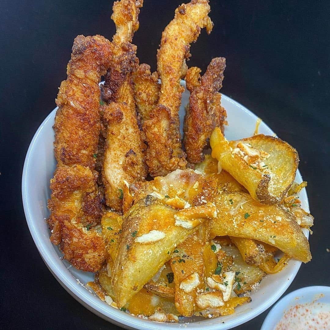 Flavorgod Seasoningsさんのインスタグラム写真 - (Flavorgod SeasoningsInstagram)「Homemade chicken tenders crusted with @dotspretzels southwest pretzels, by @platesbykandt⁠⠀ -⁠⠀ seasoned with @flavorgod Cajun lovers.. An extreme amount of flavor in these. 🔥🍗🥨 (swipe to watch video of the process)⁠⠀ -⁠⠀ Add delicious flavors to your meals!⬇️⁠⠀ Click link in the bio -> @flavorgod  www.flavorgod.com⁠⠀ -⁠⠀ Flavor God Seasonings are:⁠⠀ 💥ZERO CALORIES PER SERVING⁠⠀ 🔥0 SUGAR PER SERVING ⁠⠀ 💥GLUTEN FREE⁠⠀ 🔥KETO FRIENDLY⁠⠀ 💥PALEO FRIENDLY⁠⠀ -⁠⠀ #food #foodie #flavorgod #seasonings #glutenfree #mealprep #seasonings #breakfast #lunch #dinner #yummy #delicious #foodporn」11月21日 0時03分 - flavorgod