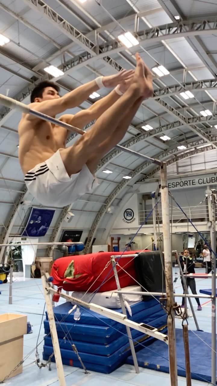 アルトゥール・オヤカワ・マリアノのインスタグラム：「Inspired by @odinmkalvo 🇳🇴!!! 💥💪🏻 Crossfiteiros challenge! Push up down bar touch feet pike position on high bar crazy yeah  . Sextouuu na forcinha! #challenge #bar #cross #up #trend #reels」
