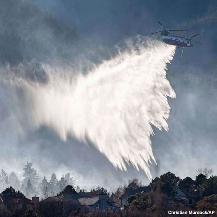 ABC Newsさんのインスタグラム写真 - (ABC NewsInstagram)「Gusty, warm winds and dry conditions help spread a new wildfire in the West, this time in Colorado Springs.⁠ ⁠ As of this morning, the Bear Creek Fire is 50% contained thanks to an aggressive aerial attack by firefighters.⁠ ⁠ Read more at LINK IN BIO. #colorado #bearbreek #bercreekfire #coloradosprings #wildfire #firefighters」11月21日 0時19分 - abcnews