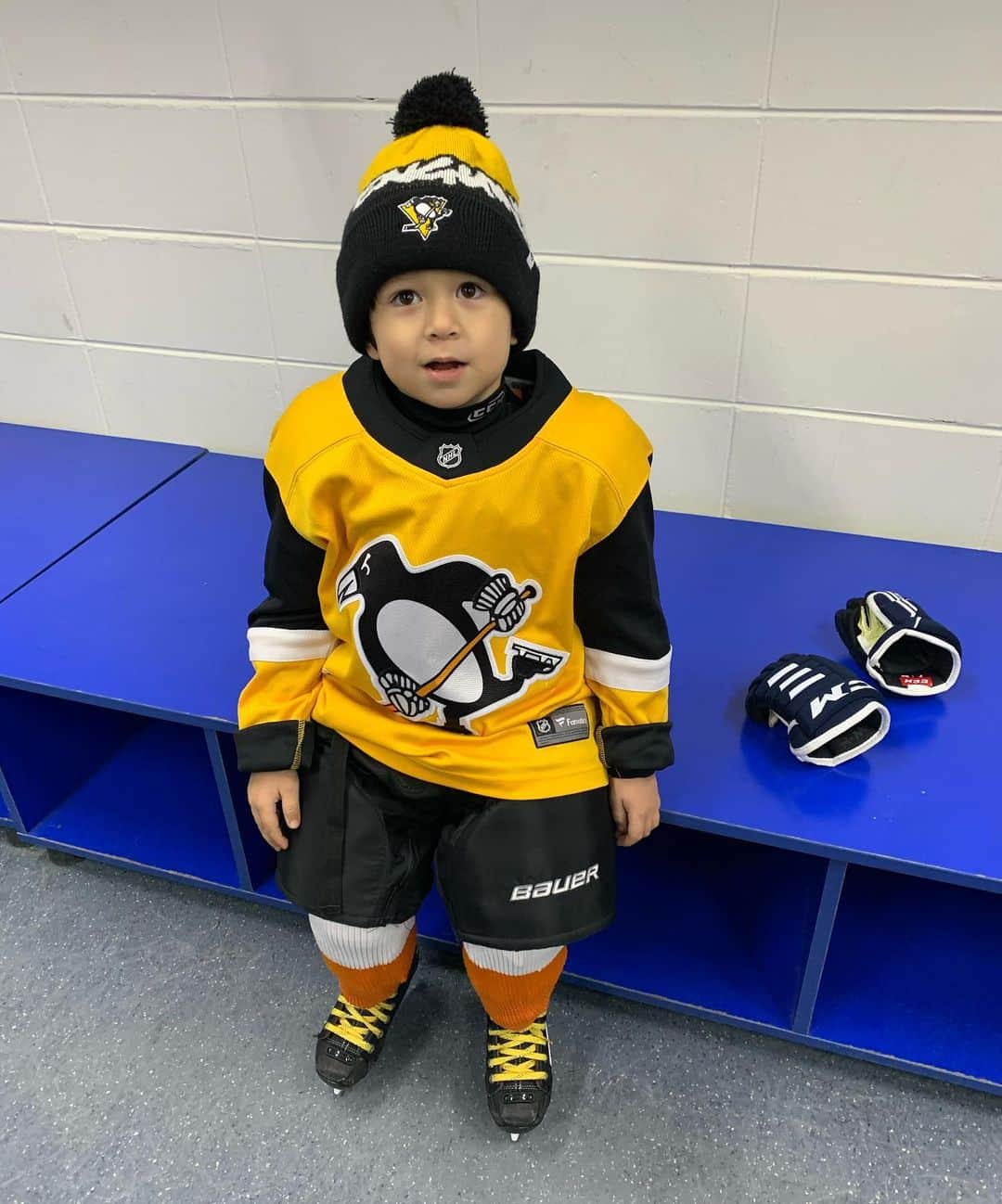サム・ハミントンのインスタグラム：「Getting ready to hit the ice, just like his favourite, Sidney Crosby!  제일 좋아하는 선수 시드니 크로스비 처럼 빙상 탈 준비 완료!」