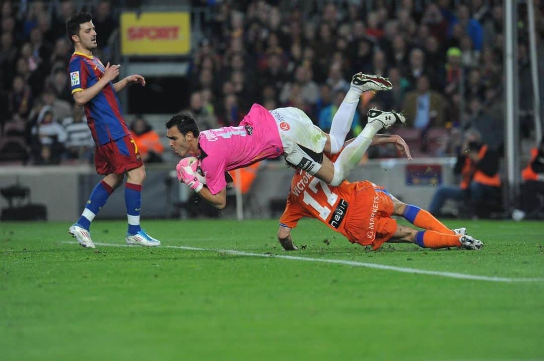 ジョルディ・コディーナのインスタグラム：「@borjaff @victor_s_4 ahí la tenéis... como Víctor había jugado en le Barça, se pensaba q yo era rival... por eso la levantada ... 😂😂😂」