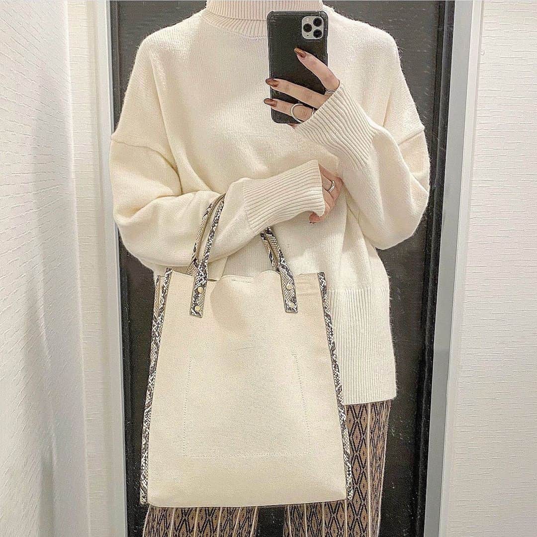 たんりいのインスタグラム：「. . coordinate 👩‍⚖️♡ . knit @fifth_store  bag @editsheen_store  . バックスリット可愛くて 着心地も良くてこのニット最高〜〜♡ バッグもたくさん入るから お仕事バッグにぴったりすきるっ👍 . fifth 60% OFFクーポン出てたよ 🎫♡ #fifth #fifthtl #フィフス #EditSheen #エディットシーン #バッグ #BAG #カジュアル #ニット #カーディガン #高身長コーデ #ニットコーデ #コーディネート #ファッション #fashion #ootd #coordinate #outfit #バックスリットタートルニット #スクエアキャンバスパイピングトートラージ  #パイソン」