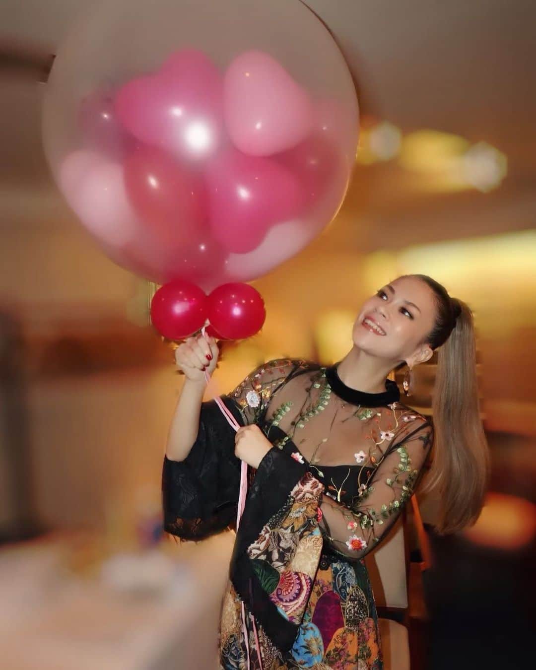小柳ゆきのインスタグラム：「FCイベント、皆さんのリクエストを参考にセットリストを練っている最中です。  こ、これは…！ なんとセトリが1stと2nd、全て違う曲になる可能性大になってまいりましたわーお。😀  ふふふふ 楽しみにしててね✨」