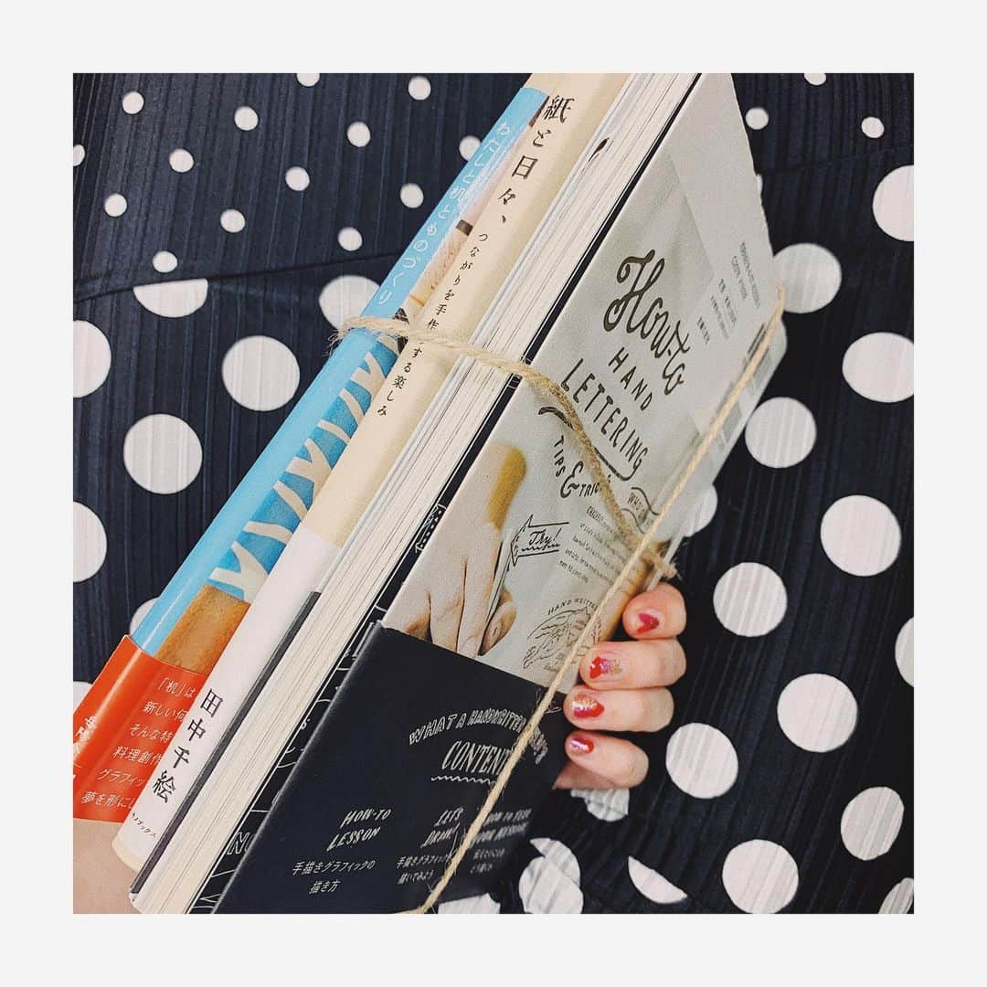 西田あいさんのインスタグラム写真 - (西田あいInstagram)「"BOOKS FOR YOU"  世の中に溢れる本の中から あなたのための本に出会っていただく為の 選書サービスです。 自力で自分のために有益な本と出会うのが難しいという方、本との偶然の出会いを楽しみたいという方に喜んでいただければ嬉しいです。  というシステム📕  私が偶然手にしたのは 30代/女性/ハンドメイド作家 の方が お勧めする"てしごと"にまつわる3冊でした。  こういうシステムのおかげで 素敵な一冊に出会えるって とってもすてき〜  ＊＊＊＊＊＊＊＊＊＊」11月21日 0時26分 - nishidaai